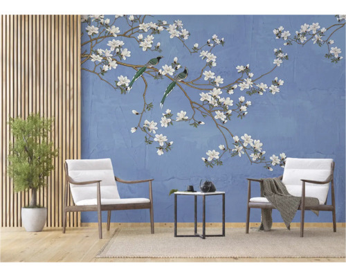 Salon avec papier peint photo avec fleurs et oiseaux, fauteuils et décoration