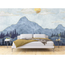 Schlafzimmer mit einer Tapete, die eine Berglandschaft mit Bäumen darstellt.