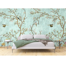 Chambre à coucher avec un revêtement mural à motif d'oiseaux et de fleurs