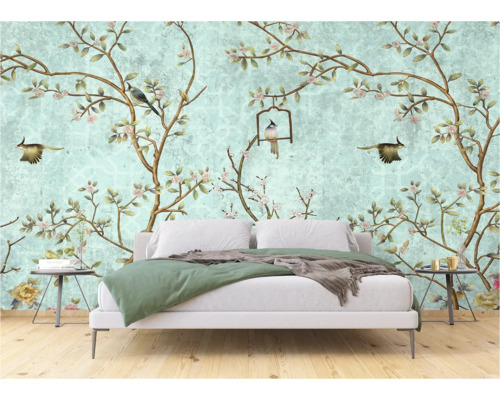 Chambre à coucher avec un revêtement mural à motif d'oiseaux et de fleurs