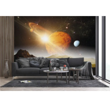 Salon avec un papier peint photo sur le thème de l'espace, représentant une galaxie lointaine et une planète avec des anneaux.