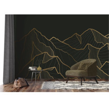 Salon avec papier peint à motif de montagne, fauteuil, tapis et table d'appoint
