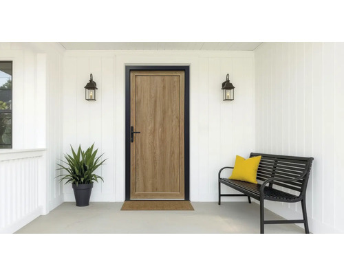 Eingangsbereich mit Haustür, Bank und Pflanzenkübel