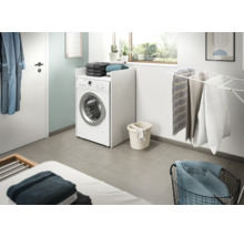 Waschküche mit Waschmaschine und Wäscheständer