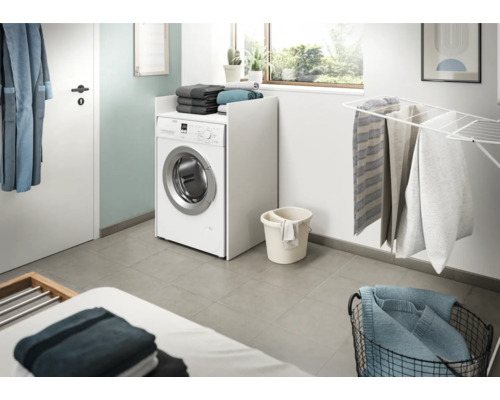 Waschküche mit Waschmaschine und Wäscheständer