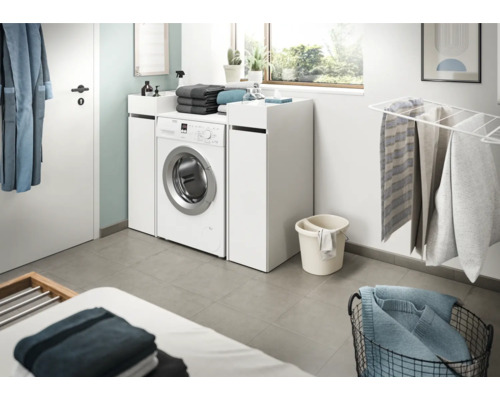 Helles Badezimmer mit Waschmaschine und Wäschezubehör