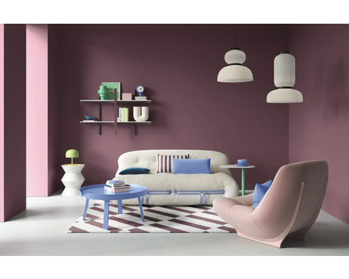 Salon avec canapé, fauteuil, tapis et décorations