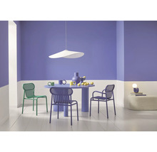 Salle à manger avec table ronde, chaises et suspension