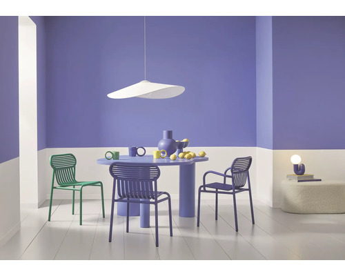 Salle à manger avec table ronde, chaises et suspension
