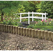 Gartenlandschaft mit Beetbegrenzung aus Holzstämmen, Kiesweg und weisser Brücke