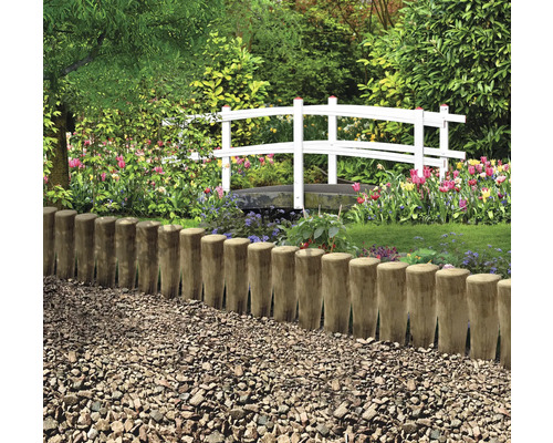 Gartenlandschaft mit Beetbegrenzung aus Holzstämmen, Kiesweg und weisser Brücke