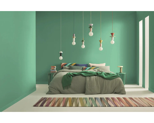 Schlafzimmer mit Bett, Nachttischen und Pendelleuchten