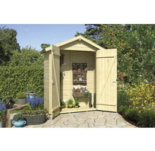 Abri de jardin en bois ouvert dans le jardin avec outils de jardinage