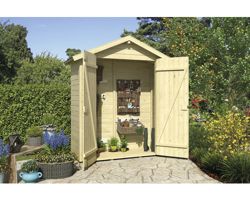 Abri de jardin en bois ouvert dans le jardin avec outils de jardinage