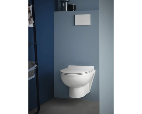 WC suspendu dans une salle de bains avec plaque de commande