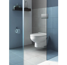 Salle de bain lumineuse avec WC suspendu, carrelage et étagère