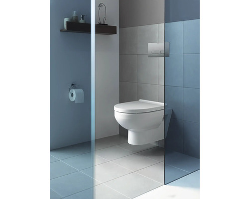 Salle de bain lumineuse avec WC suspendu, carrelage et étagère