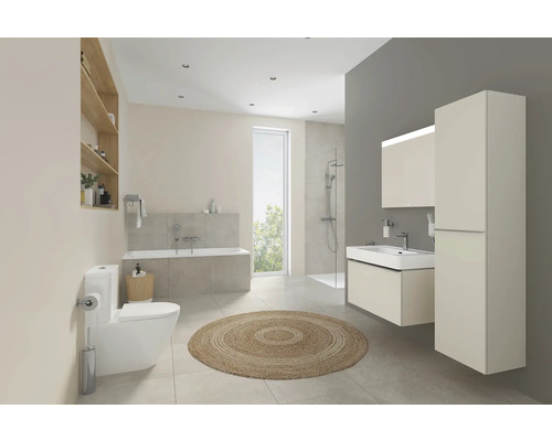 Salle de bains moderne avec baignoire, douche, lavabo, armoire de toilette, armoire haute et toilettes