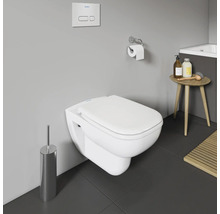 WC suspendu avec brosse de toilette, plaque de commande, porte-papier toilette et table d'appoint dans la salle de bains.