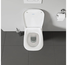 Photo de toilettes avec couvercle ouvert dans la salle de bain.