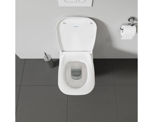 Photo de toilettes avec couvercle ouvert dans la salle de bain.