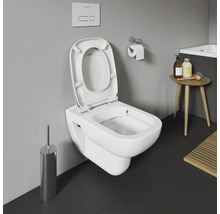 WC suspendu avec bride ouverte et siège de WC dans une salle de bains.