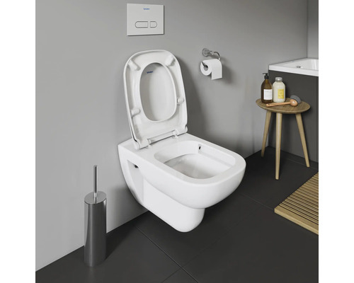WC suspendu avec bride ouverte et siège de WC dans une salle de bains.