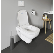 WC suspendu avec brosse de toilette et plaque de commande dans la salle de bain.