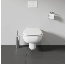 Salle de bains avec WC suspendu, plaque de commande, brosse de toilette et porte-papier toilette