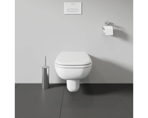 Salle de bains avec WC suspendu, plaque de commande, brosse de toilette et porte-papier toilette
