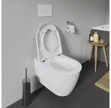 WC suspendu avec siège ouvert, plaque de commande et brosse de toilette dans une salle de bain