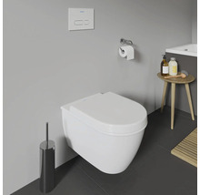 Salle de bains moderne avec WC suspendu, brosse de toilette, porte-papier toilette et table d'appoint