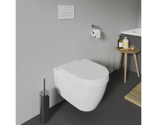 Salle de bains moderne avec WC suspendu, brosse de toilette, porte-papier toilette et table d'appoint