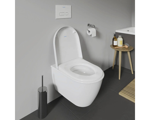 Salle de bains avec WC suspendu, plaque de commande, porte-papier toilette et brosse de toilette