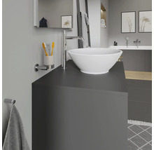 Salle de bain avec vasque à poser, robinetterie, miroir et porte-serviettes