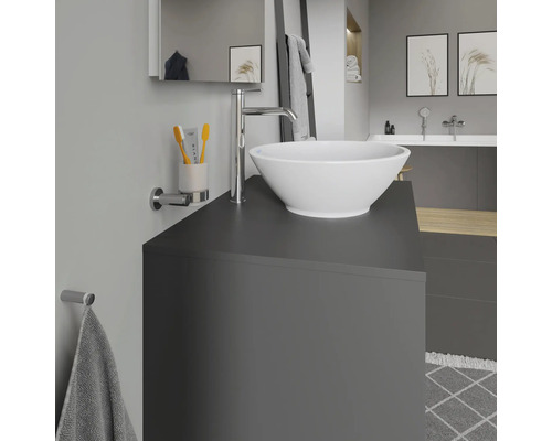 Salle de bain avec vasque à poser, robinetterie, miroir et porte-serviettes
