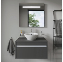Salle de bains moderne avec lavabo, miroir et porte-serviettes