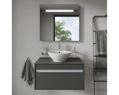 Salle de bains moderne avec lavabo, miroir et porte-serviettes