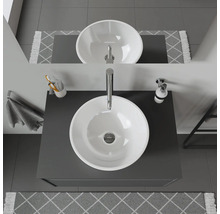 Image d'un lavabo avec robinet et miroir dans une salle de bains