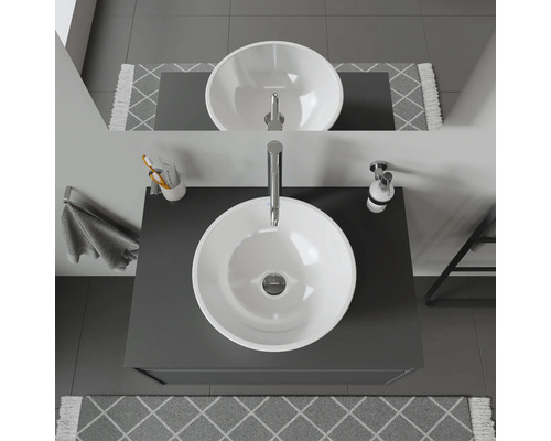 Image d'un lavabo avec robinet et miroir dans une salle de bains