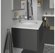 Salle de bains avec meuble-lavabo, miroir, porte-serviettes et accessoires