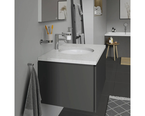 Salle de bains avec meuble-lavabo, miroir, porte-serviettes et accessoires