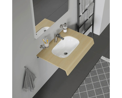 Salle de bain moderne avec lavabo, miroir et sèche-serviettes