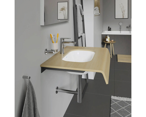 Salle de bains avec lavabo, robinet, miroir et porte-serviettes