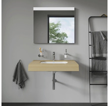 Salle de bains avec lavabo, miroir et porte-serviettes pour une atmosphère organisée et lumineuse.