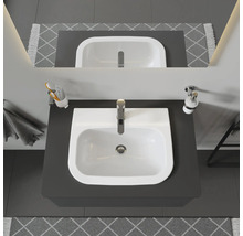 Salle de bain moderne avec lavabo, robinet et miroir