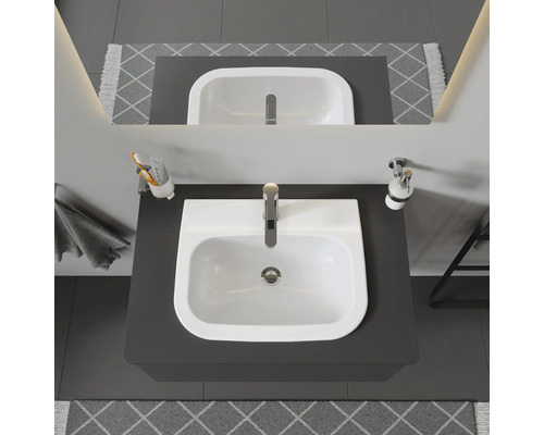 Salle de bain moderne avec lavabo, robinet et miroir