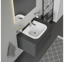 Salle de bain moderne avec meuble sous-lavabo et porte-serviettes