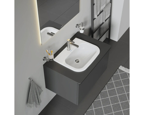 Salle de bain moderne avec meuble sous-lavabo et porte-serviettes