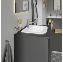 Salle de bains moderne avec meuble sous-lavabo, miroir avec éclairage et baignoire
